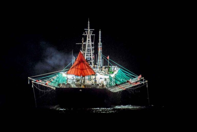 operativo-y-tension-en-altamar:-la-armada-detuvo-a-un-buque-chino-que-pescaba-ilegalmente-en-aguas-argentinas
