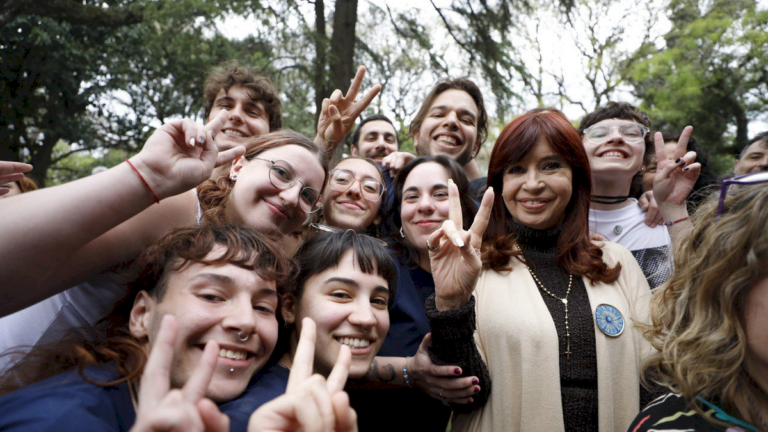 cristina-kirchner-se-reunio-con-estudiantes-de-la-una-que-protestaron-con-un-baile-contra-el-ajuste