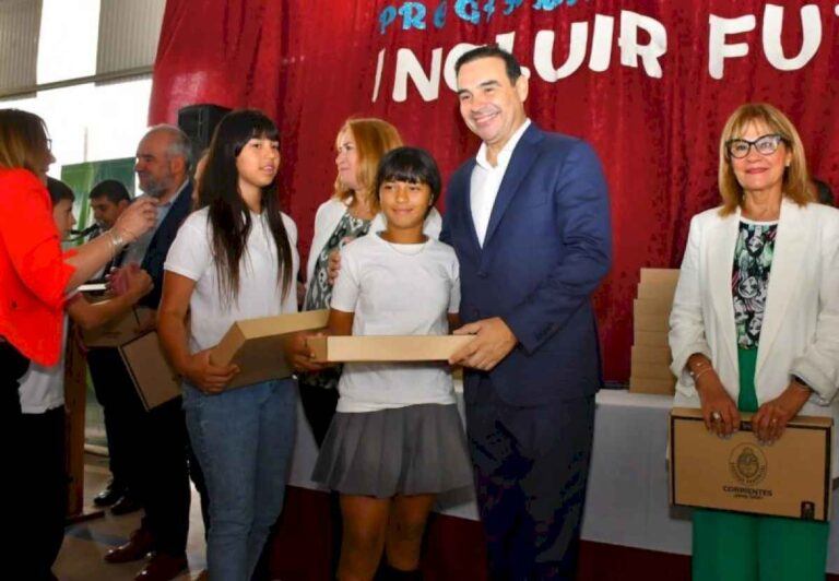 valdes-entrego-mas-de-900-notebooks-en-paso-de-los-libres