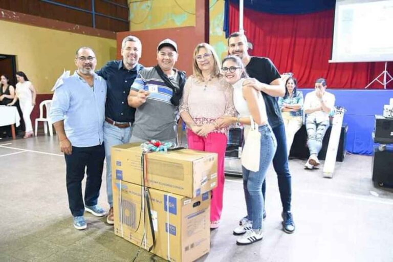 dia-del-empleado-municipal:-emiliano-fernandez-anuncio-mejoras-salariales-y-bonificaciones-por-presentismo