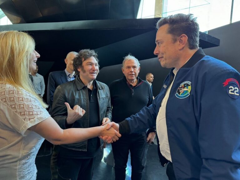 La CNN desmiente a Milei y niega que Musk haya comprado la cadena