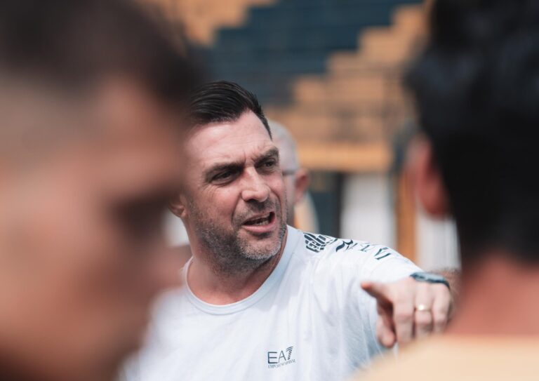 Pablo Guede, el loco de la presión: cómo es un entrenamiento con un DT que vive con pasión y valora el plus del jugador argentino