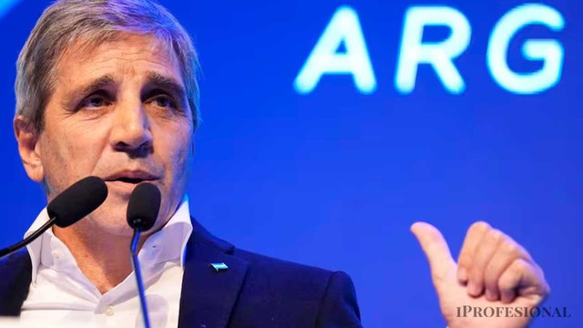 Luis Caputo anunció que octubre cerró con un superávit financiero de $523 mil millones