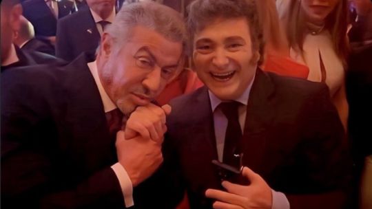 El video de Javier Milei con Sylvester Stallone en la mansión de Donald Trump: abrazo y «guiño» a Rocky