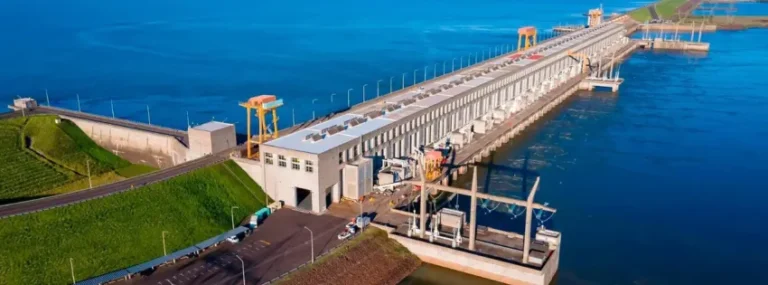 Yacyretá: la obra que aumentaba su generación de energía, se frenó y genera problemas con Paraguay
