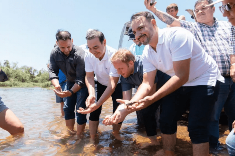 El gobernador Valdés encabezó la liberación de crías de surubí en el Paraná