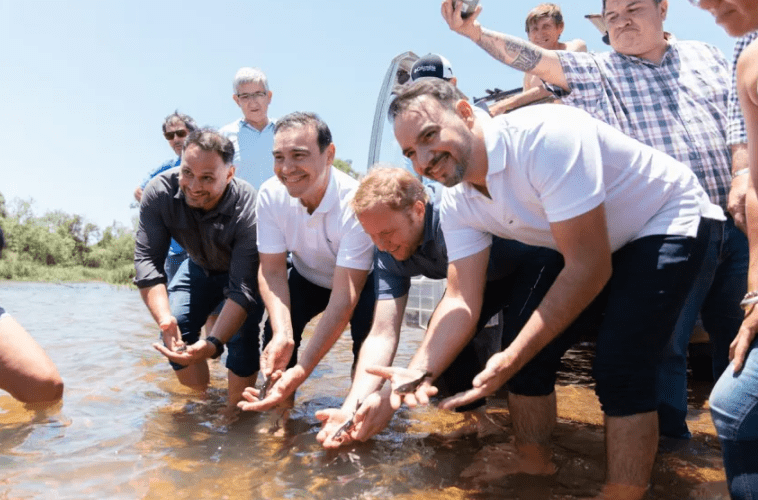 Valdés encabezó la liberación de 1600 alevines de surubí en el Paraná