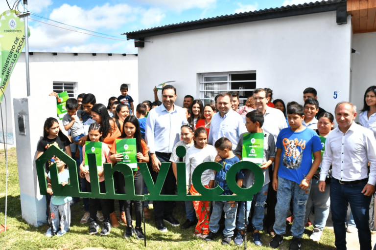 En Carolina, el Gobernador entregó 10 viviendas y anunció la construcción de 30 hogares más