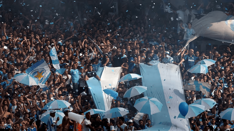 Racing viaja a Paraguay y los hinchas hacen un gran banderazo en Aeroparque para despedir al equipo