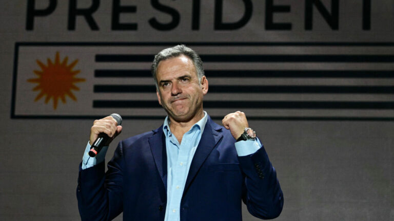 Elecciones en Uruguay: Yamandú Orsi será el nuevo presidente.