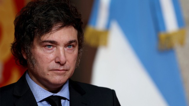 Javier Milei habló de la situación de Edgardo Kueider y dijo que «si es un corrupto, lo tienen que echar a patadas en el culo»