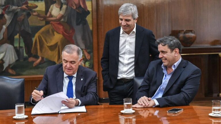 Hubo desfile de gobernadores para firmar con Luis Caputo y Lisandro Catalán la adhesión al plan canje de deudas de la Nación