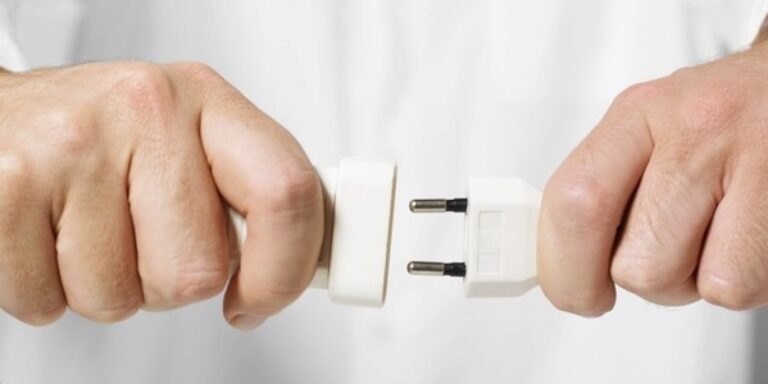 Un hombre murió tras recibir una descarga eléctrica al enchufar un electrodoméstico.