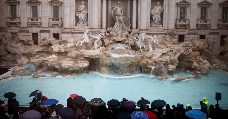 Roma pone límites al ritual de la Fontana de Trevi: las nuevas reglas tras su impactante renovación