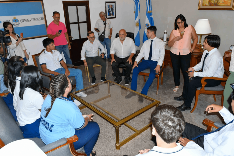 Vignolo recibió a los ganadores del programa Aprobados