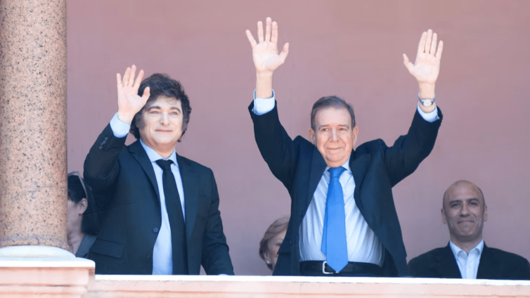 Javier Milei recibió a Edmundo González Urrutia y saludaron desde el balcón de Casa Rosada