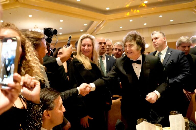 Otra gala, otro premio: Milei continúa con su gira de rockstar por la noche de Washington