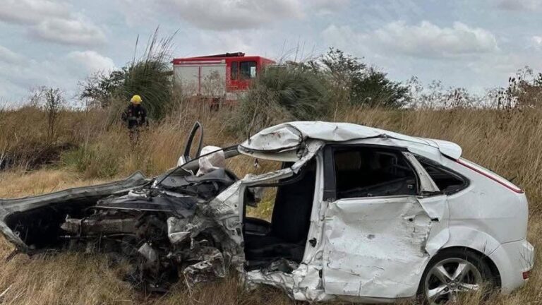 Femicidio en Navarro: un hombre degolló a su mujer, escapó en su auto y chocó contra un camión