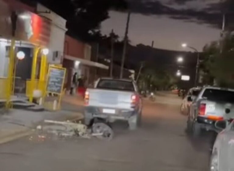 Conductor arrastró una moto delivery de drogas en una ciudad correntina