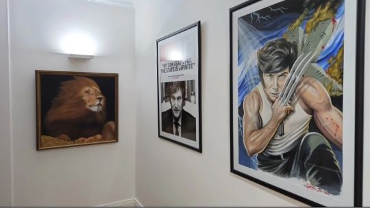 Una artista mostró los cuadros de sí mismo que Javier Milei tiene colgados en Olivos