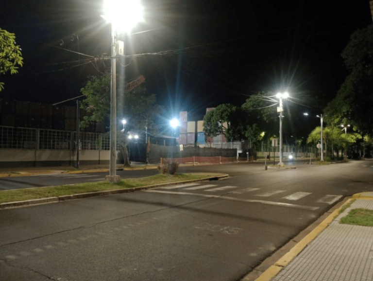 Obras en zona portuaria de Corrientes: derribaron uno de los muros y vallaron el frente