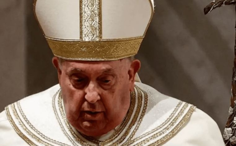 El papa Francisco sufrió una crisis respiratoria asmática y sigue en estado crítico