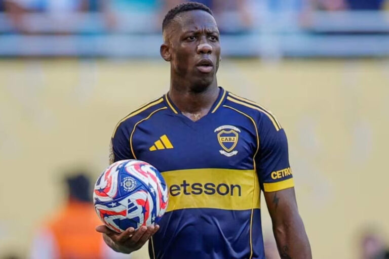 Advíncula seguirá en Boca pese al interés de São Paulo y la lista de prescindibles