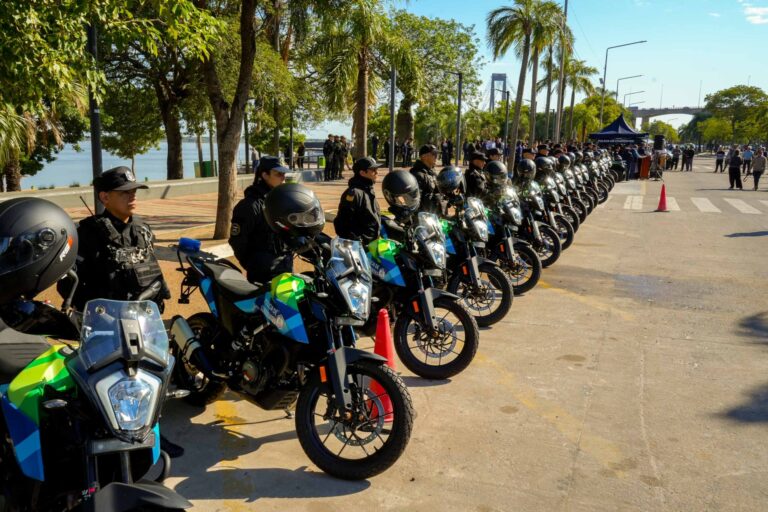 Valdés encabezó una nueva entrega de vehículos a la Policía de Corrientes