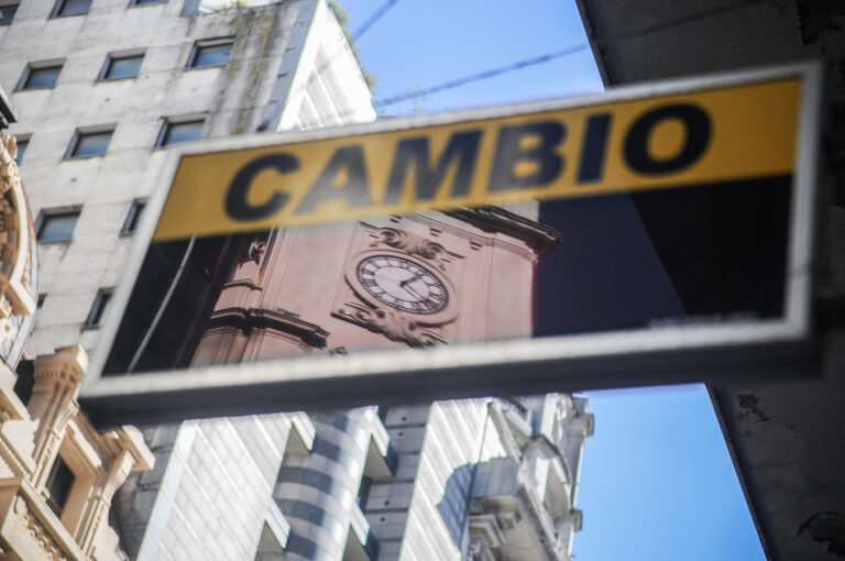 El blue a 1300 pesos y no encuentra techo