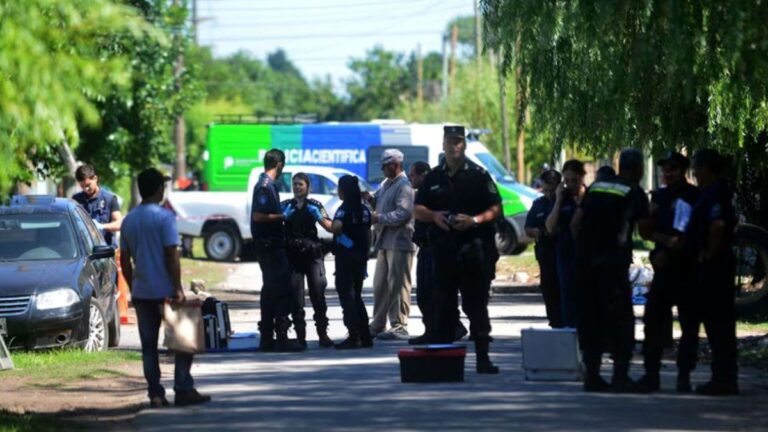 La Plata: encontraron el cuerpo de un hombre que murió junto a un árbol en la calle