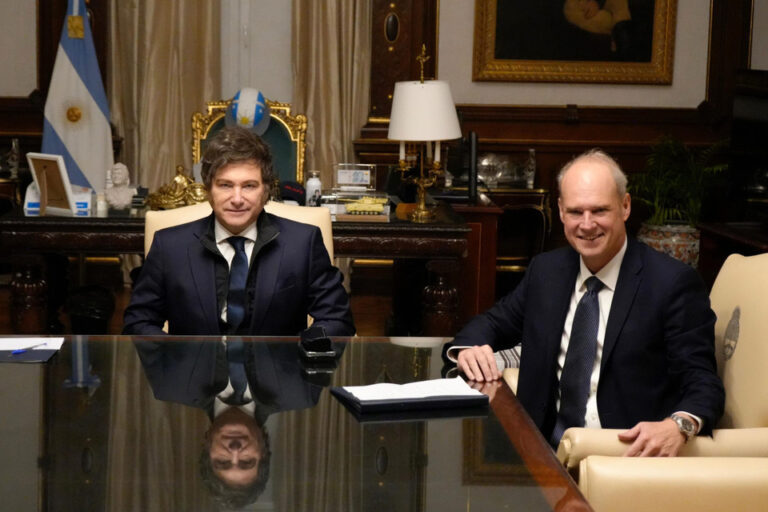 Para frenar el dólar, Caputo sube la tasa al 40%