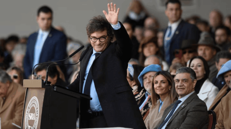 En medio de la tensión por el dólar, el Gobierno le hace un guiño al campo y le promete eliminar retenciones