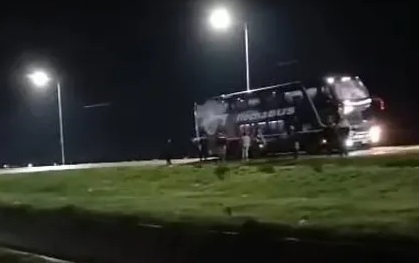 Colectivo de larga distancia chocó y mató a un peatón
