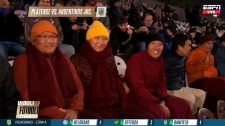Insólito: un grupo de monjes tibetanos viajó desde la India y alentó a Platense en el clásico ante Argentinos