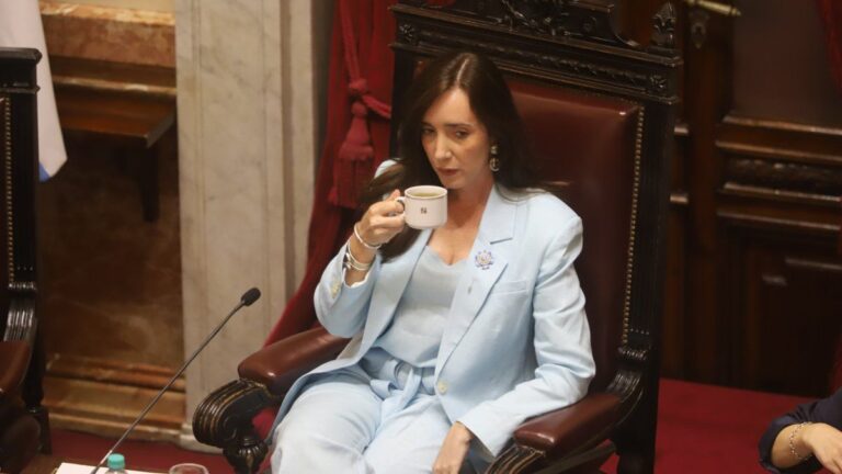 Victoria Villarruel cruzó a un grupo de senadores por la propuesta sobre el uso de los baños del Senado