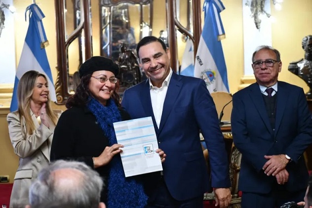 Valdés otorgó microcréditos a emprendedores