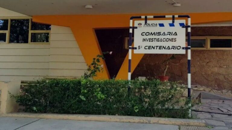 Motín en una comisaría de Neuquén: un detenido quiso comer un trozo de pared y casi muere ahogado