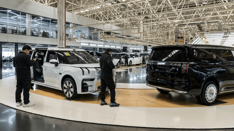 China busca controlar la competencia de los fabricantes de autos eléctricos para evitar un colapso financiero