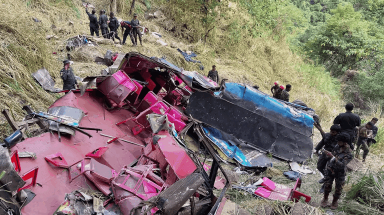 Tragedia en Sri Lanka: un colectivo cayó 300 metros por un precipicio y murieron 15 personas