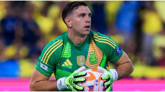 Dibu Martínez apuntó contra el arbitraje tras perder ante Ecuador: «Fuera de casa nos complican un poquito más»