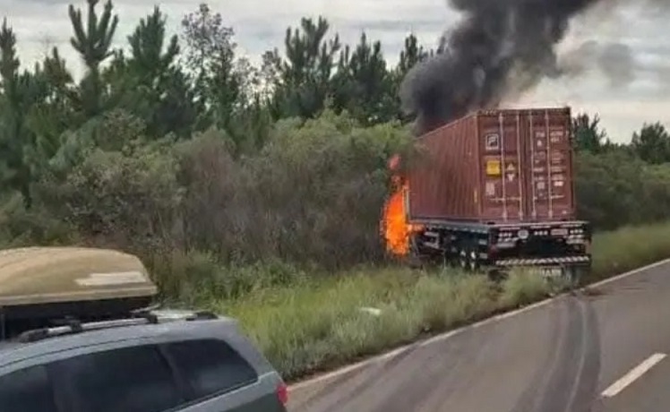 Dos muertos tras choque frontal entre un auto y un camión