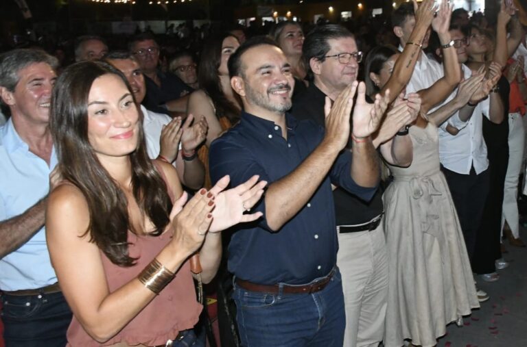 Valdés asistió a la apertura de la 35 Fiesta Nacional del Chamamé, que inició con gran marco de público