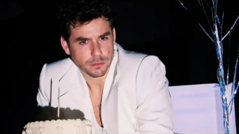 Musicales 2026: se presenta «Company» con Fer Dente en su doble papel de actor y director