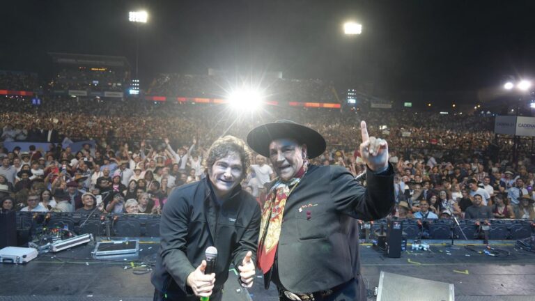 Javier Milei cantó «Amor Salvaje» con el Chaqueño Palavecino en el Festival de Jesús María