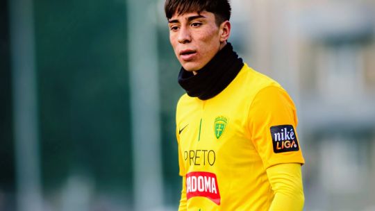 Nehuén Mendoza, el futbolista cordobés que forja su futuro en un club que no olvida el pasado