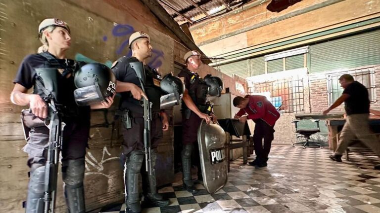 La policía porteña desalojó «La Casona», un predio de Costanera Sur tomado por más de 16 años