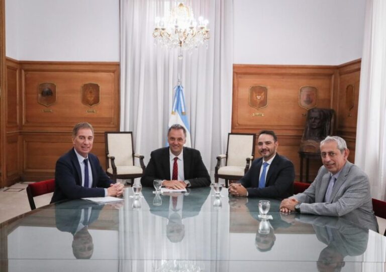 Negociación de reformas: Juan Pablo, junto a Santilli y Adorni