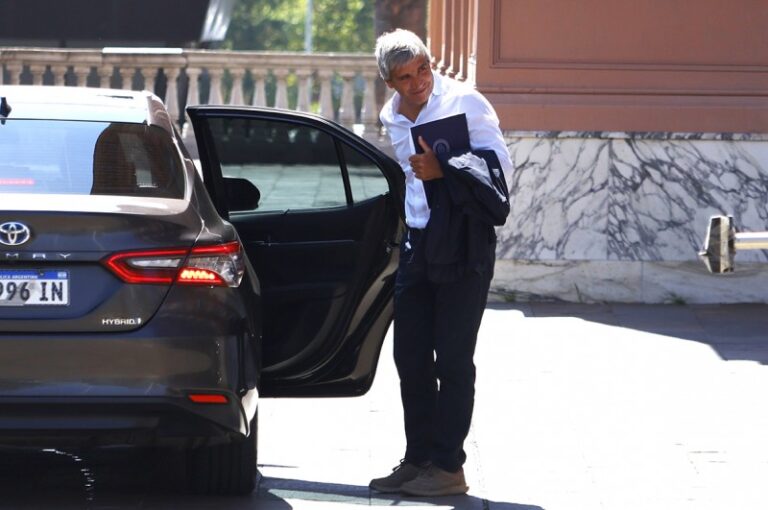 Ahora Caputo ofrece a los gobernadores que la baja de Ganancias esté atada al crecimiento