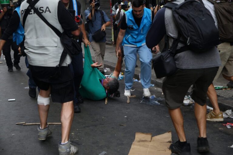 La Policía salió a la caza de manifestantes que marchaban contra la reforma laboral