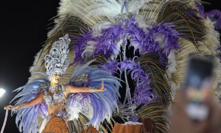 Reinas: brillo, pasión y tradición